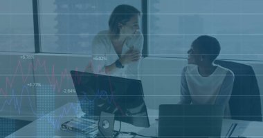 İş kıyafeti giymiş iki kadın, çift monitörlü dizüstü bilgisayar klavye faresiyle ofiste planlarını tartışıyor. Profesyonel, işbirliği, modern, teknoloji, şehir, liderlik, üretkenlik