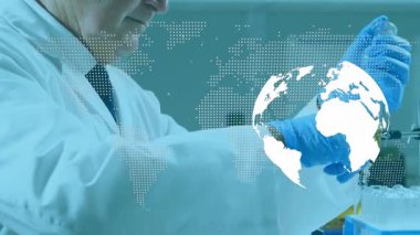 Bilim adamı sarı şişeyi seçiyor, pipetle çiziyor, dünya haritasında bilim için geziniyor. Araştırma, deney, yenilik, laboratuvar, kesinlik, analitik, veri