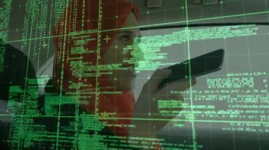 Kadın yolcu akıllı telefon kaldırıyor ve konuşuyor. Yeşil kod ise görsel güvenlik verilerini örtüyor. Teknoloji, bağlantı, dijital, yenilik, mobil, iletişim, veri