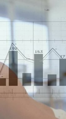 Akıllı telefon kullanarak iş kadınının üzerinde şema ve veri işleme animasyonları. Küresel iş, teknoloji ve dijital arayüz kavramı dijital olarak oluşturulmuş video.