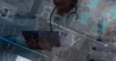 Harita, doktor görünümlü, tablete dokunan, stil çalan, sağlık tablolarını güncelleyen kadın örtüsü. Tıbbi, teknoloji, veri, analitik, yenilik, sağlık, arayüz