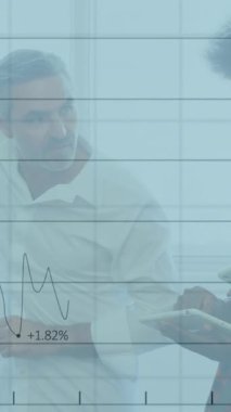 Değişen sayılarla grafiklerin animasyonu, beyaz tahtada stratejiyi tartışan çeşitli iş arkadaşları. Dijital bileşik, çoklu pozlama, rapor, iş, büyüme ve takım çalışması kavramı.