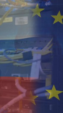 Sunucu odasının üzerinde eu ve rusya bayraklarının animasyonu. Küresel iş, vatanseverlik ve dijital arayüz kavramı dijital olarak üretilen video.