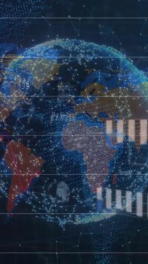 Siyah arkaplanda veri işleme ve küre animasyonu. Sosyal medya ve iletişim arayüzü kavramı dijital olarak oluşturulmuş video.