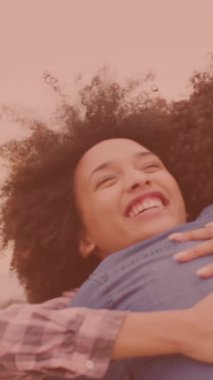 Mutlu Afro-Amerikan çifti sahilde birbirlerine sarılıyorlar. Çift, ilişki ve tatil kavramı