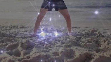 Kum fitness ağının üzerine ayak yerleştiren çocuk bölünmeye doğru uzanıyor. Atletik, dijital, enerjik, genç, açık hava, canlı, esneklik