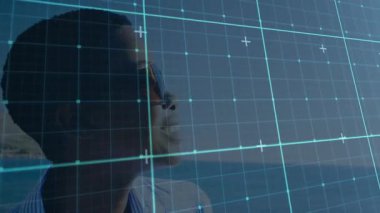 Gemi şebeke belirdikçe denize bakan bir kadın ve teknoloji için güneş gözlüklerinin arkasında kaybolan bir gülümseme. Dijital sanat, macera, canlı, doğa, keşif, yenilik, eğlence