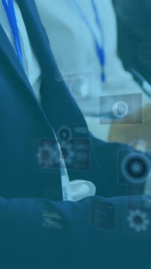 İş adamlarının el çırpması üzerine dijital ekranda çeşitli verilerin animasyonu. İş, işbirliği, iletişim ve teknoloji konsepti dijital olarak oluşturulmuş video.