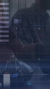 Ofiste çalışan çeşitli kişilere karşı istatistiksel veri işleme animasyonu. Bilgisayar arayüzü ve iş veri teknolojisi kavramı