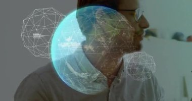 Adam telefonu yüz yüze kaldırıyor ve 3D dünya olarak konuşuyor. Kaydırma kodu teknoloji ağını gösteriyor. Fütürist, dijital, yenilik, bağlantı, sanal, teknoloji, arayüz