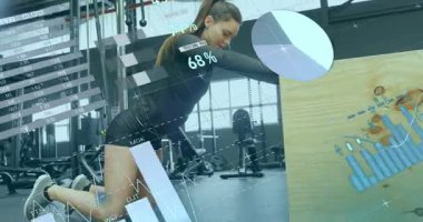 Kadın spor salonunda diz çöküyor, ellerini kontrplak kutusuna koyuyor, ölçümleri etkinleştiriyor, stabil formu değerlendiriyor. Fitness, atletizm, biyomekanik, güç, eğitim, performans, veri görselleştirme