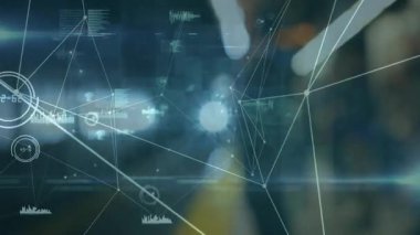 Bulanık koridor göründüğünde, veri düğümleri okunur, çizgiler ağ oluşturur, grafikler yükselir. Teknoloji, bağlantı, analitik, yenilik, dijital, modern, görselleştirme