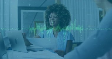 Profesyonel kadın konuşuyor ve ses dalgaları artarken iş görüşmelerinde belgeleri tarıyor. İş, takım çalışması, iletişim, işbirliği, şirket, modern, üretkenlik