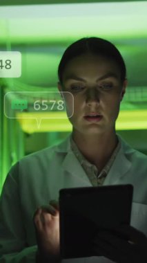 Laboratuvar gözlükleriyle hasta reaksiyon okunun el ele tutuşmasının animasyonu. Küresel bağlantılar veri işleme ve dijital arayüz konsepti dijital olarak oluşturulmuş video.