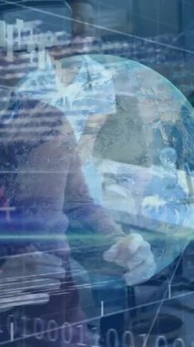 Ofiste, çeşitli iş adamları finansal veri tablolarını animasyonla analiz ediyorlar. finans, takım çalışması, işbirliği, analiz, şirket, teknoloji