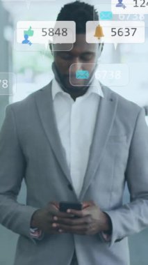 Akıllı telefon kullanan adamın medya simgelerinin animasyonu. İş, sosyal medya ve dijital arayüz kavramı dijital olarak oluşturulmuş video.