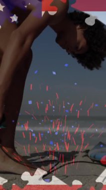 Amerikan bayrağının yapboz yapbozlarıyla dalgalanması yaz tatilinde deniz kenarında sörf tahtası takan bir adamı ortaya çıkarıyor. Amerikan toplumu çeşitlilik kavramı dijital kompozisyon.