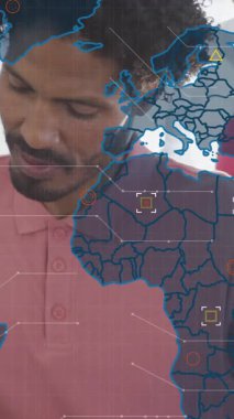 Veri işleme animasyonu ve dünya haritası ofisteki çeşitli iş adamları üzerinde. Küresel iş ve dijital arayüz kavramı dijital olarak oluşturulmuş video.