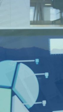 Ağ kulelerine karşı bilgisayar kullanan bir kadın hakkında istatistiksel veri işleme animasyonu. Küresel ağ ve iş veri teknolojisi kavramı