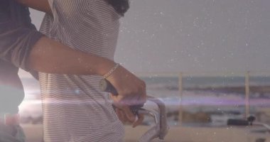 Gidona uzanan çift gün batımında deniz kenarında öpüşmeye başlıyor. Romantizm, macera, eğlence, manzara, bağlantı, sıcaklık, açık hava