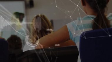 Çocuk kaldırma, öğretmenin dikkatini çekerken ağ ders için sınıflar arası animasyonu örtüyor. Eğitim, sınıf, teknoloji, öğrenme, e-öğrenme, dijital, işbirliği