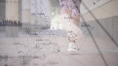 Ağ gibi yürüyen koridor, fitness verilerinin hızlanarak süratlendiğini gösteriyor. Atletik, teknoloji, spor giyim, yüksek enerji, modern, kararlılık, kentsel