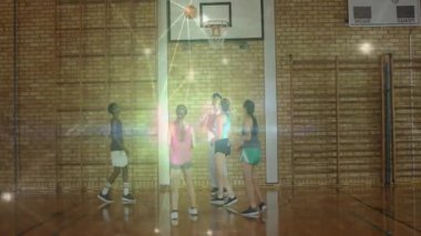 Eğitim jimnastik takımında basketbol potası altında basketbol oynayan genç bir erkek. Atletizm, takım çalışması, spor, aktivite, eğitim, gençlik, rekabet