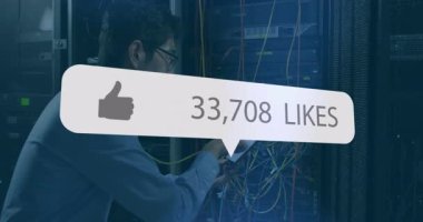 Bilgi işlem mühendisi tableti tıkırdatıyor ve veri merkezinde yükselen sayılar gibi yüzüyor. Teknoloji, siber güvenlik, yenilik, bağlantı, endüstriyel, dijital, profesyonel