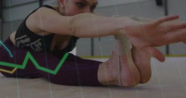 Spor salonunda esnemeye başlayan genç sporcu dijital performans grafikleri yükselirken kollarını kaldırıyor. Fitness, esneklik, eğitim, atletizm, performans, spor, modernizm