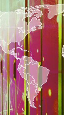 Bilgisayar sunucuları üzerinde dünya haritası ve dijital veri işleme animasyonu. Dijital olarak oluşturulmuş küresel bağlantılar, hesaplama ve veri işleme kavramı.