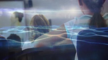 Sınıfta dijital dalgalar sürükleniyor. Öğretmen, tahtada ve öğrenci kaldırmada işaretçi yetiştiriyor. Eğitim, sınıf, öğrenim, e-öğrenme, dijital, yenilik, eğitim