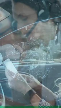 VR kulaklıklar kullanarak, insanlar gelecekteki araç gösterge paneli ve arayüzle etkileşime giriyorlar. Teknoloji, yenilik, sanal gerçeklik, otomotiv, etkileşim, dijital