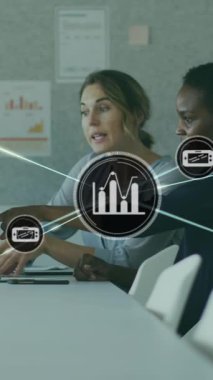 Ofiste dizüstü bilgisayarla rapor tartışan çeşitli kadın iş arkadaşlarının birbirine bağlı simgelerin animasyonu. Dijital bileşik, çoklu pozlama, iletişim, iş dünyası, takım çalışması ve teknoloji kavramı.