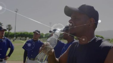 Su şişesini eline alan yetişkin bir sporcu sporda hidrasyon sağlığını tetikliyor. Sporcular, takım çalışması, ferahlatıcı, modern, fitness, açık hava, zindelik