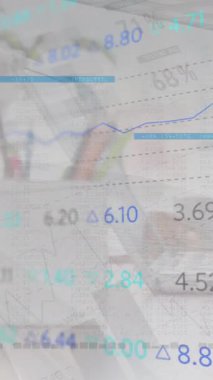Ofiste dizüstü bilgisayar kullanan iki kadının orta bölümündeki borsa veri işlemlerinin animasyonu. Küresel ekonomi ve iş teknolojisi kavramı