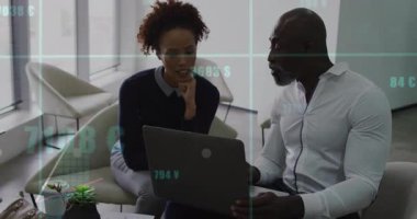 Dizüstü bilgisayarları açıp animasyon çizelgeleri oluşturduktan ve iş performansını analiz ettikten sonra. İş, işbirliği, veri, analitik, modern, profesyonel, teknoloji