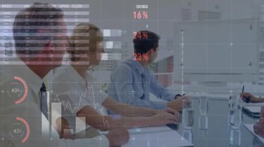 İş adamları akıllı telefonları dinliyor ve konferans masasının üstündeki animasyon küresel pazar eğilimlerini inceliyor. Kurumsal, analitik, yenilik, işbirliği, veri görselleştirme, modern, profesyonel