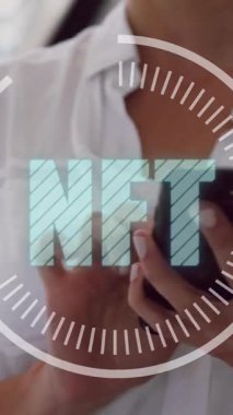 Dizüstü bilgisayarla iş adamının üzerinde DNA ipliği ve veri işleme animasyonu. Küresel işletmeler teknolojiyi ve bağlantıları dijital olarak oluşturulmuş video konseptini finanse eder.