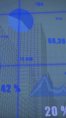 Gökyüzüne karşı modern binaların üzerinde değişen sayılarla birden fazla grafiğin animasyonu. Dijital bileşik, çoklu pozlama, rapor, iş, büyüme, soyut ve mimari kavram.