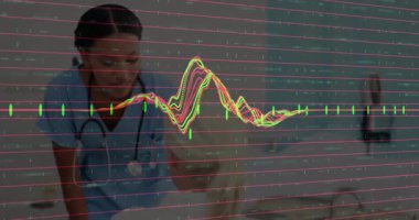 Hemşire hasta odasına giriyor. Stetoskop ECG dalgaboyuyla hayati belirtileri ölçüyor. Sağlık, izleme, şefkat, sağlık, teşhis, hastane, sağlık