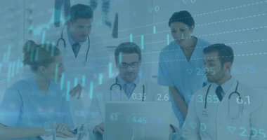 Doktor, sağlık çalışmaları sırasında dizüstü bilgisayarı ve animasyon finansal tabloları analiz eden rehber takımı işaret ediyor. Tıbbi, teknoloji, işbirliği, takım çalışması, yenilik, klinik, araştırma