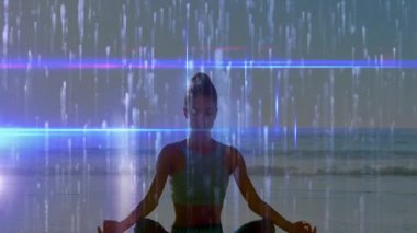 Plajda meditasyon yapan bir kadın, dizilim ilerleyen teknolojik arızalar, mor çubukların kalıplarını örtüyor. Meditasyon, dinginlik, dijital alarm, farkındalık, sükunet, maneviyat, arıza