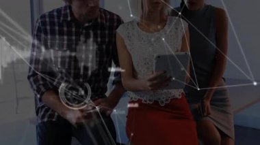 İş kadını tableti tıklatıyor çizelge ve düğümleri başlatıyor iş adamları da bulguları doğruluyor. İşbirliği, yenilik, teknoloji, takım çalışması, analitik, dijital, profesyonel