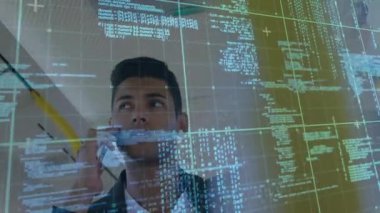 Uçağa binen adam telefonu kaldırıyor. Arama yapıyor. Alarm kayışı için bölüm verilerini tarıyor. Teknoloji, iletişim, ulaşım, dijital, kentsel, modern, bağlantı