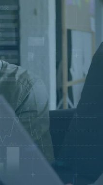 Ofisteki çeşitli iş adamları üzerinde veri işleme animasyonu. küresel iş, bilgisayar ve dijital arayüz kavramı dijital olarak oluşturulmuş video.