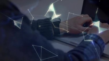 Laptop klavyesinde yazan veri analisti ve birleşerek dönen pembe küreye dönüşen düğümler üretiyor. Teknoloji, yenilik, bağlantı, veri, siber güvenlik, yazılım, dijital