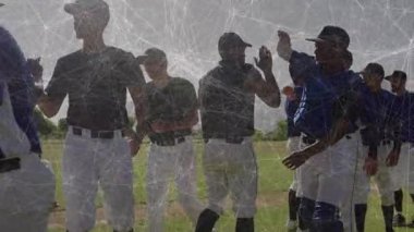 Beyzbol oyuncuları maç sonrası sahaya dizilip sportmence beşlik çakıyorlar. Atletizm, yoldaşlık, takım çalışması, açık hava, enerji, rekabet, birlik