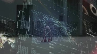 Sistem holografik dünya haritasını teknik merkezde başlatıyor, akış hatlarını canlandırıyor, okumaları titreştiriyor. Fütüristik, veri görselleştirme, dijital, sürükleyici, yenilik, teknoloji, bağlantı