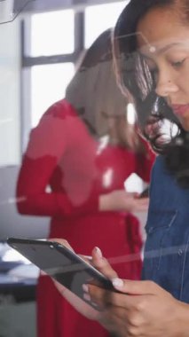 Günlük ofiste tablet kullanan bir iş kadınının grafiklerinin ve grafiklerinin çıkarılması. İş, veri, bağlantı, ofis, dijital arayüz ve iletişim, dijital olarak oluşturulmuş video.