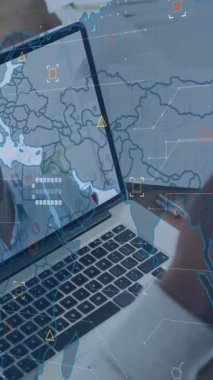 Videodaki adam küresel ağ ve veri işleme animasyonuyla örtüşüyor. Teknoloji, iletişim, sanal, dijital, bağlantı, yenilik